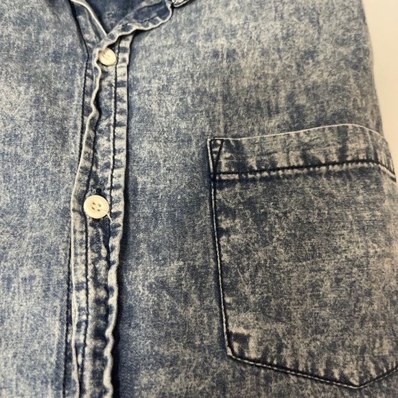 Men’s distressed short sleeve button down size large - Picture 3 of 6